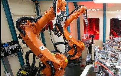 如何挑選滿足需求的工業(yè)焊接機器人?